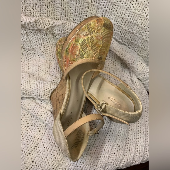 Netted floral cream wedge - Picture 4 of 4